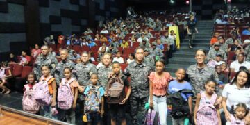 Aseopna entrega útiles escolares a hijos de agentes policiales en la Región Enriquillo