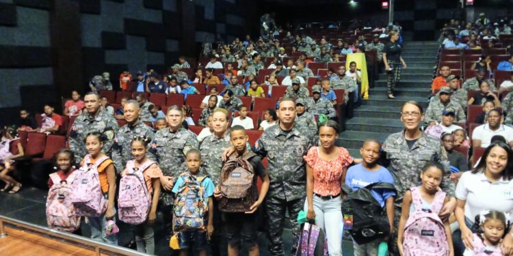 Aseopna entrega útiles escolares a hijos de agentes policiales en la Región Enriquillo