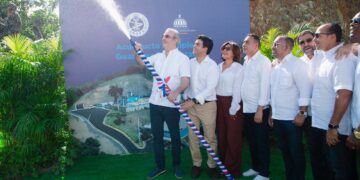 Presidente Luis Abinader y  director del INAPA inauguran acueducto en  Monte Plata