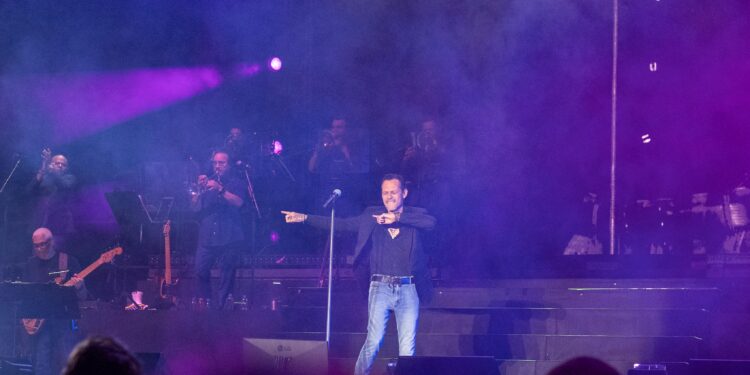 Marc Anthony, al estilo más puro, contagia de alegría Santo Domingo