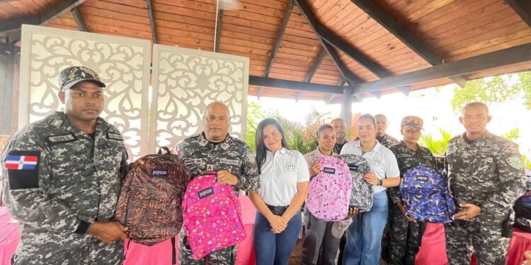 Aseopna y el director Regional Sureste realizan entrega de Útiles Escolares a los agentes policiales de SPM