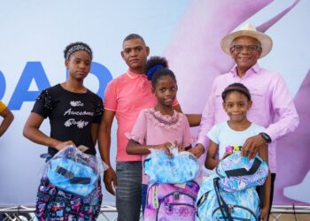 DGM  entrega útiles escolares a hijos de colaboradores de la institución
