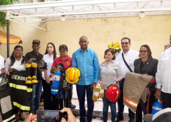 Senador Julito Fulcar a través del Index entrega equipos  dotaciones de bomberos de la Provincia Peravia