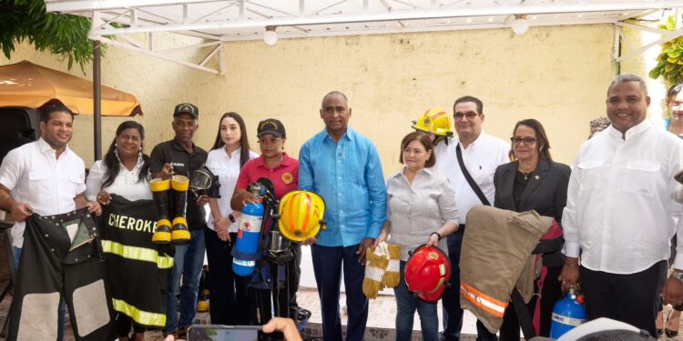 Senador Julito Fulcar a través del Index entrega equipos dotaciones de bomberos de la Provincia Peravia