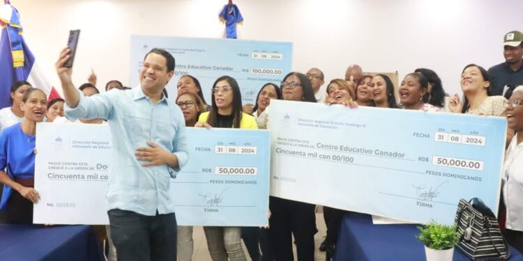 Docentes y Centros Educativos de la Regional 15 reciben bonificación por logros en alfabetización