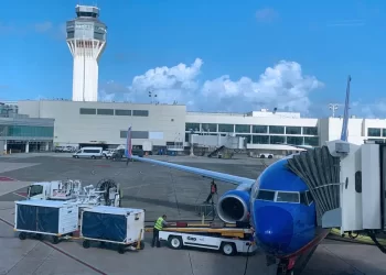 Al menos 18 vuelos cancelados en aeropuerto de Puerto Rico por tormenta Ernesto