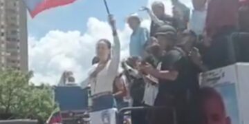 María Machado reaparece en público entre en clamor de miles de personas en Caracas