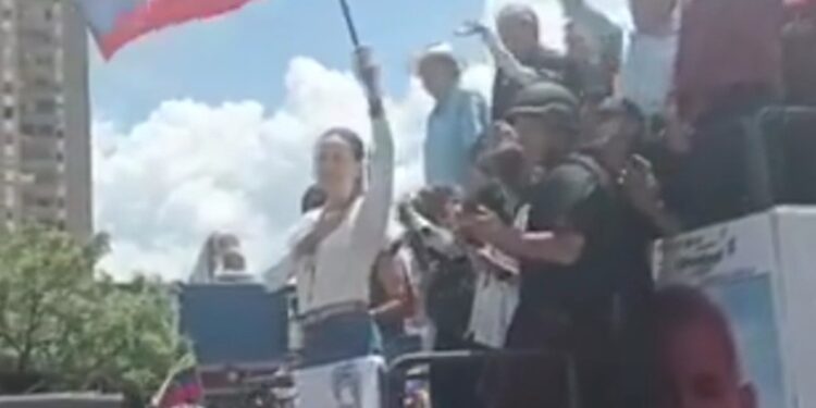 María Machado reaparece en público entre en clamor de miles de personas en Caracas