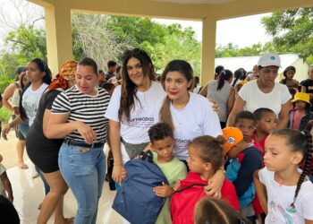 Fundación FUFPRODIOS entrega útiles escolares en Ranchadero