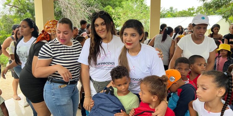 Fundación FUFPRODIOS entrega útiles escolares en Ranchadero