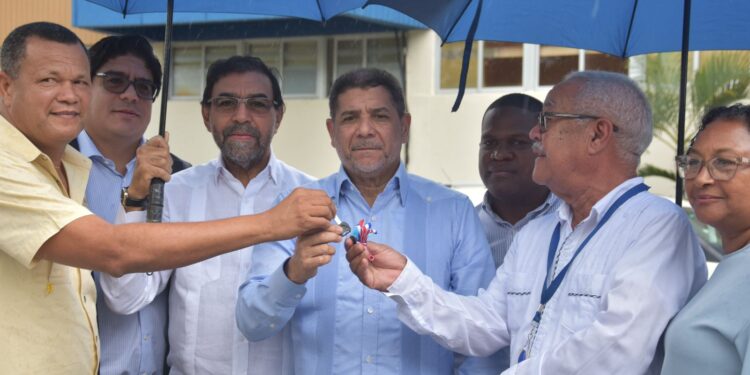 Limber Cruz impulsa remodelación de instalaciones en Monte Plata