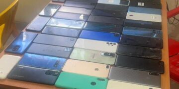 Policía recupera 52 celulares robados en SDN y apresa responsables