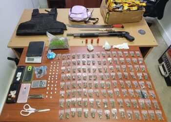 Incautan escopeta, chaleco antibalas, balanzas y sustancias ilícitas  durante allanamientos en Santiago