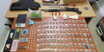 Incautan escopeta, chaleco antibalas, balanzas y sustancias ilícitas  durante allanamientos en Santiago