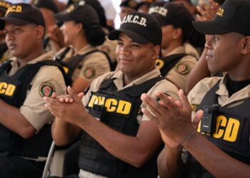 Presidente Abinader dispone aumento salarial de hasta un 160% para agentes DNCD