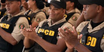 Presidente Abinader dispone aumento salarial de hasta un 160% para agentes DNCD