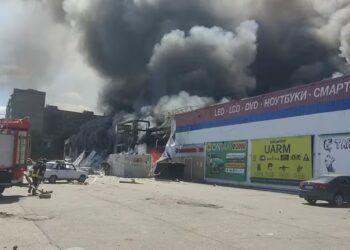 Al menos diez muertos en un ataque ruso contra un supermercado en Donetsk, según Kiev