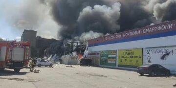 Al menos diez muertos en un ataque ruso contra un supermercado en Donetsk, según Kiev