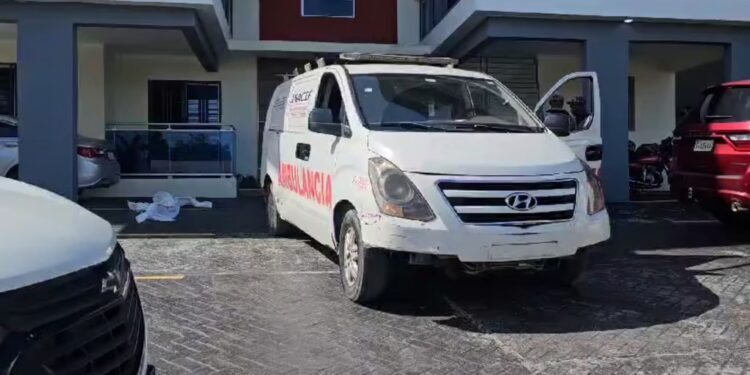 Mujer se lanza con hija en brazos de un cuarto piso en un residencial en SDN