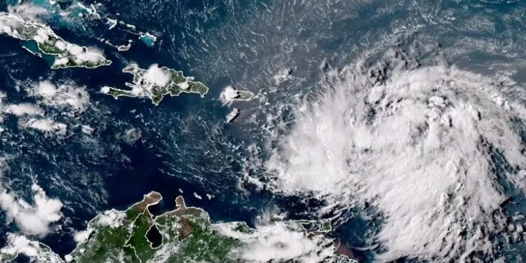 La tormenta tropical Ernesto castiga al nordeste del mar Caribe y pone rumbo a Puerto Rico