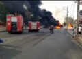 Reportan incendio tras camión tanquero estrellarse en autopista Duarte, conductor sobrevive