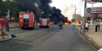 Reportan incendio tras camión tanquero estrellarse en autopista Duarte, conductor sobrevive