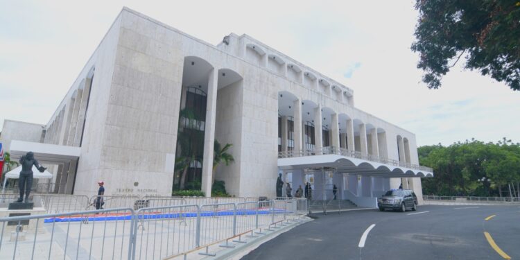 Ultiman detalles en Teatro Nacional para juramentación Luis Abinader y Raquel Peña