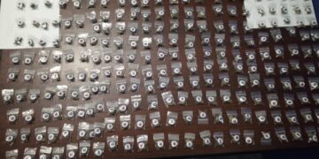 Policía detiene a dos personas en Gurabo, Santiago, por porte ilegal de arma de fuego y posesión de drogas