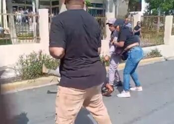 A macanazo limpio! PN se enfrenta a civiles en audiencia de joven acusada de matar otra