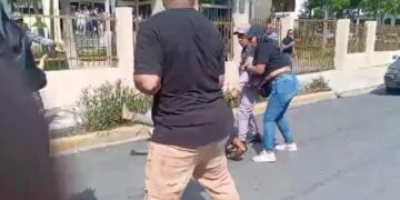 A macanazo limpio! PN se enfrenta a civiles en audiencia de joven acusada de matar otra