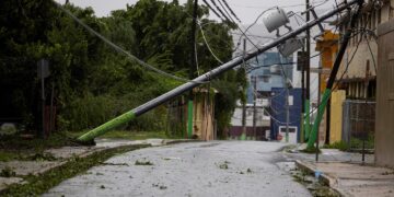 Medio Puerto Rico sin luz y con graves inundaciones debido a huracán Ernesto