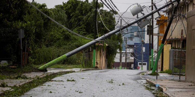 Medio Puerto Rico sin luz y con graves inundaciones debido a huracán Ernesto