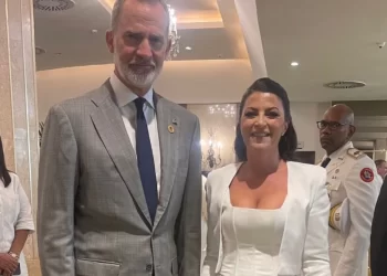 Rey Felipe rompe protocolo llegó de gris a toma de posesión