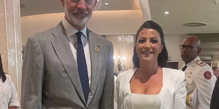 Rey Felipe rompe protocolo llegó de gris a toma de posesión