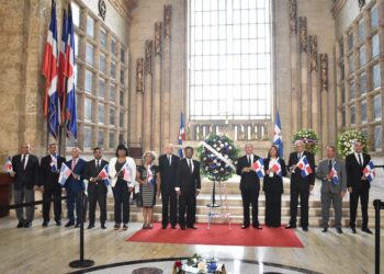 Duartianos exigen retiro de restos de Pedro Santana del Panteón Nacional