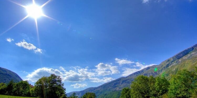 Soleado sobre el país con aguaceros y tronadas en algunas localidades