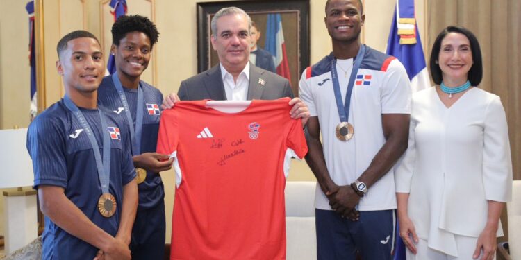 Abinader recibe en Palacio Nacional a medallistas olímpicos Marileidy Paulino, Yunior Alcántara y Cristian Pinales