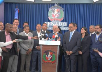 Presidente Senado recibe del PE proyecto para reformar 10 artículos de Constitución