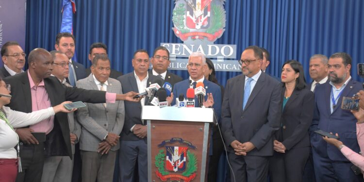 Presidente Senado recibe del PE proyecto para reformar 10 artículos de Constitución