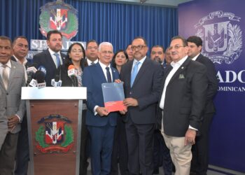 Presidente Senado recibe del Poder Ejecutivo el proyecto para reformar 10 artículos de Constitución