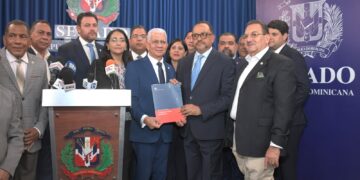 Presidente Senado recibe del Poder Ejecutivo el proyecto para reformar 10 artículos de Constitución