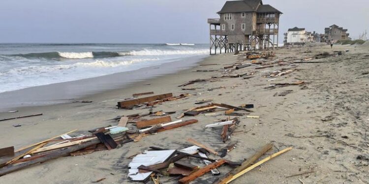Ernesto vuelve a ser huracán y sigue alerta por oleajes en costa este de EE.UU.