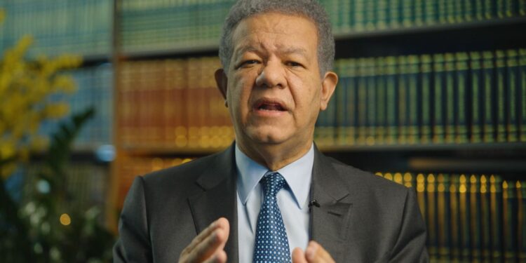 Leonel se defiende tras Abinader decir que apoya régimen de Nicolás Maduro