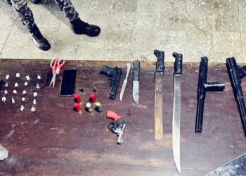 Policía ocupa narcóticos y armas mediante operativos en Monte Palata; cuatro hombres resultan detenidos