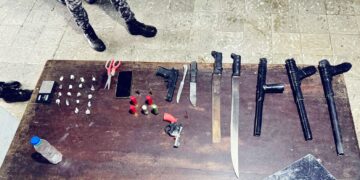 Policía ocupa narcóticos y armas mediante operativos en Monte Palata; cuatro hombres resultan detenidos