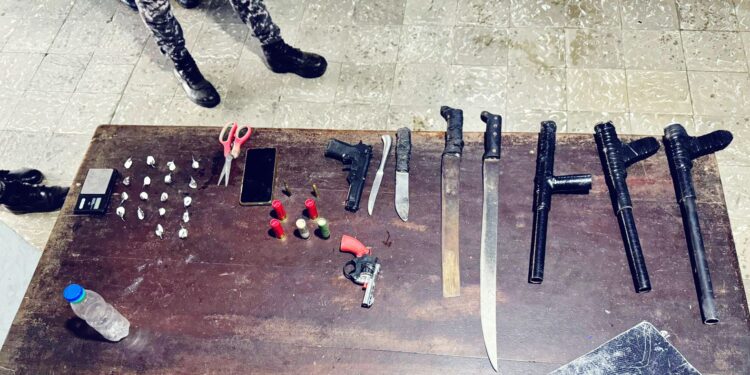 Policía ocupa narcóticos y armas mediante operativos en Monte Palata; cuatro hombres resultan detenidos