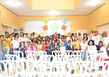 Fundación Apostolado Vida en Valores APOSTOVIVA entrega útiles escolares