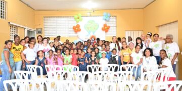 Fundación Apostolado Vida en Valores APOSTOVIVA entrega útiles escolares