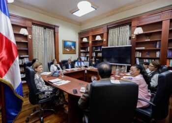 Vicepresidenta y ministro Atallah se reúnen con gremios de salud para buscar soluciones a demandas del sector