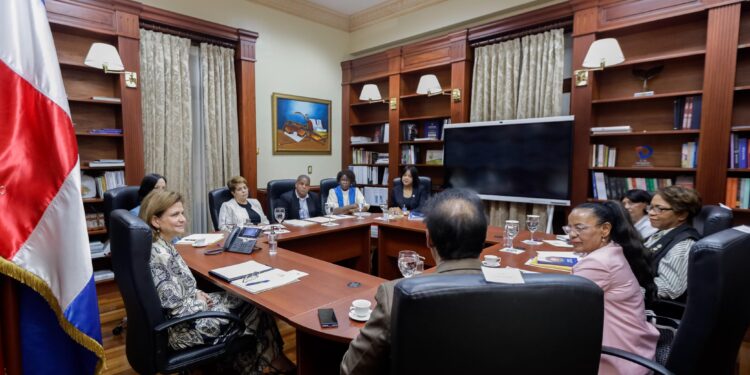 Vicepresidenta y ministro Atallah se reúnen con gremios de salud para buscar soluciones a demandas del sector